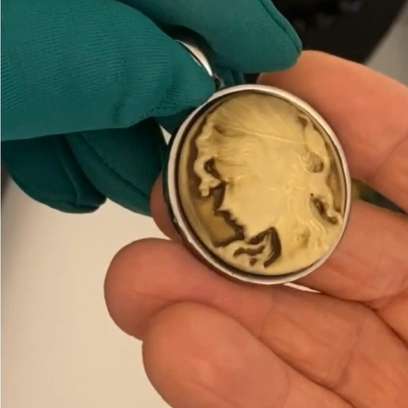 Elegant Cameo Pendant Necklace - Picture 3 of 5